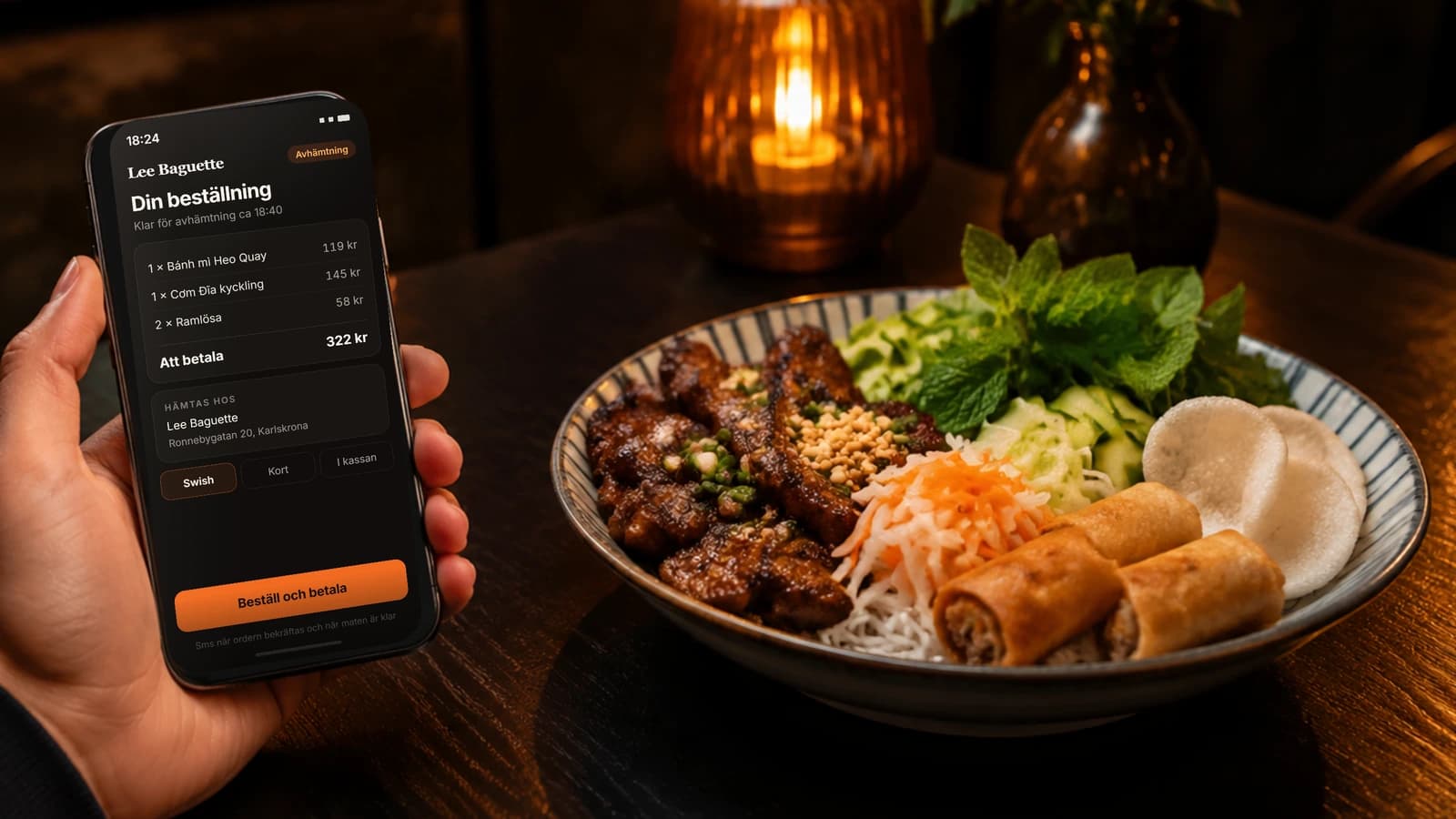 En gäst håller telefonen vid bordet med sin beställning framme i Serveo: tre rader, 322 kronor att betala och knappen Beställ och betala. Bredvid står maten som just beställts.